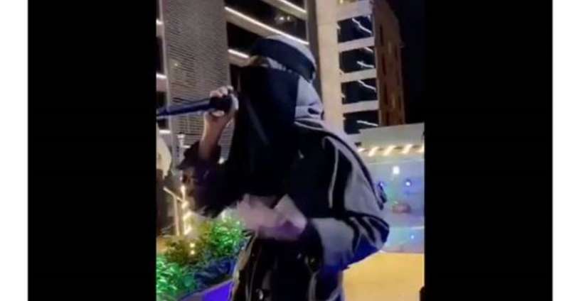 جو24   فيديو.. منقبة تثير جدلا بعد غنائها في فندق سعودي
